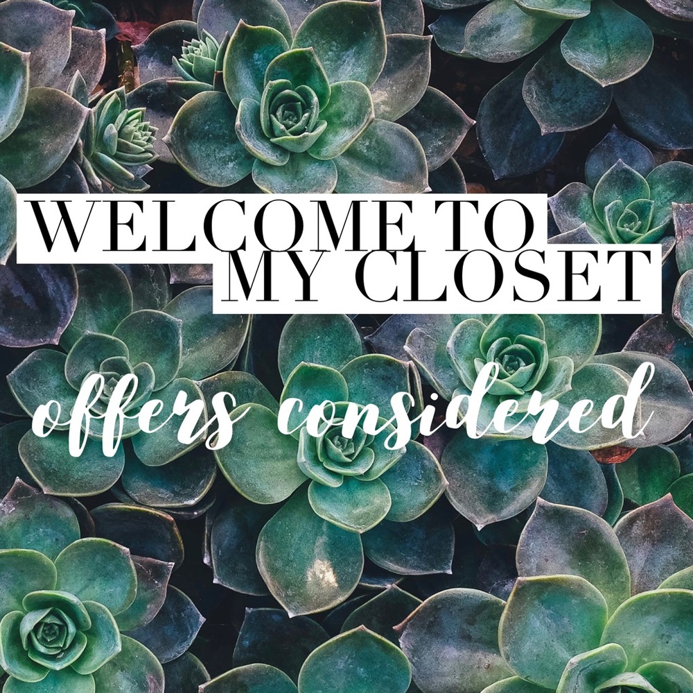 Welcome to my closet! ♥️ Closet info below!